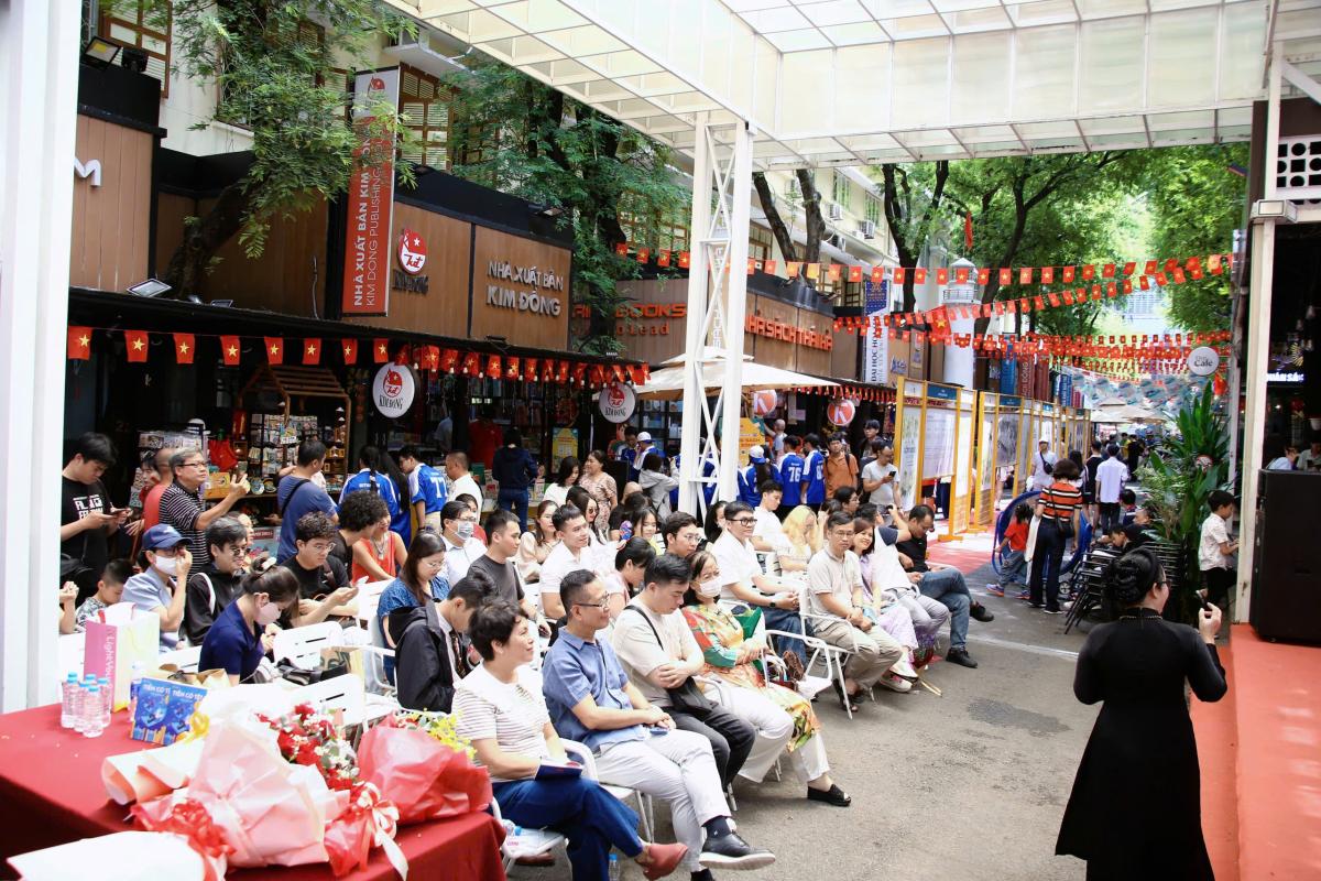 Đường Sách Rộn Ràng Với “Tiền Có Tệ?” cùng tác giả Trần Công Danh