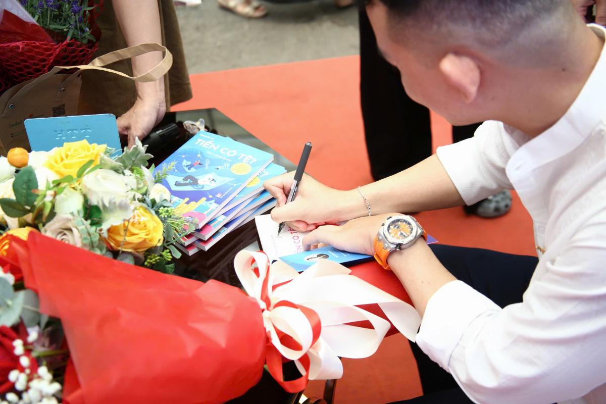 Đường Sách Rộn Ràng Với “Tiền Có Tệ?” cùng tác giả Trần Công Danh